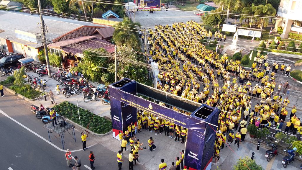 ภาพมุมสูงโครงการเดิน วิ่ง ปั่น ป้องกันอัมพาต ครั้งที่ 10 เฉลิมพระเกียรติพระบาทสมเด็จพระเจ้าอยู่หัว เนื่องในโอกาศพระราชพิธีมหามงคลเฉลิมพระชนมพรรษา 6 รอบ กรกฏาคม 2567 ณ วันที่ 2 พฤศจิกายน 2567 สำนักงานเทศบาลตำบลพยุห์
